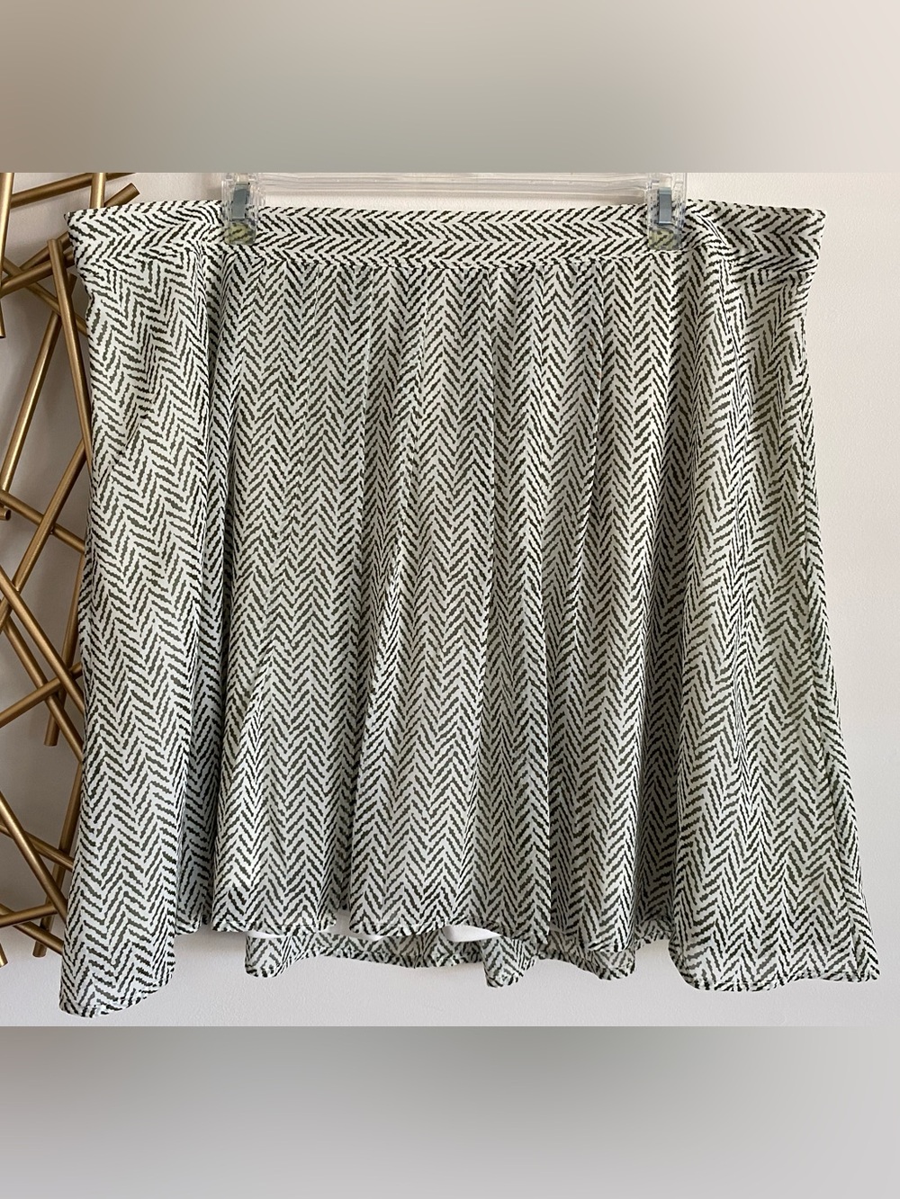Old Navy Sage Green and White Herringbone Print Elastic Waistband Mini Skirt XL